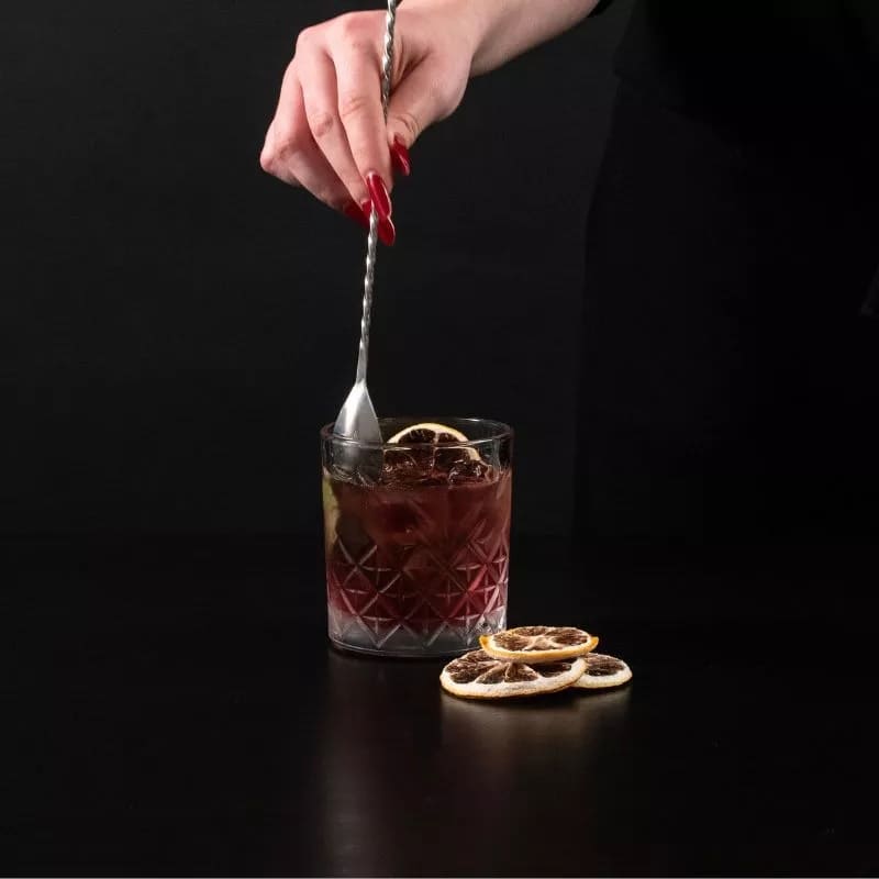 cucchiaio di cocktail mescolato con uno shaker