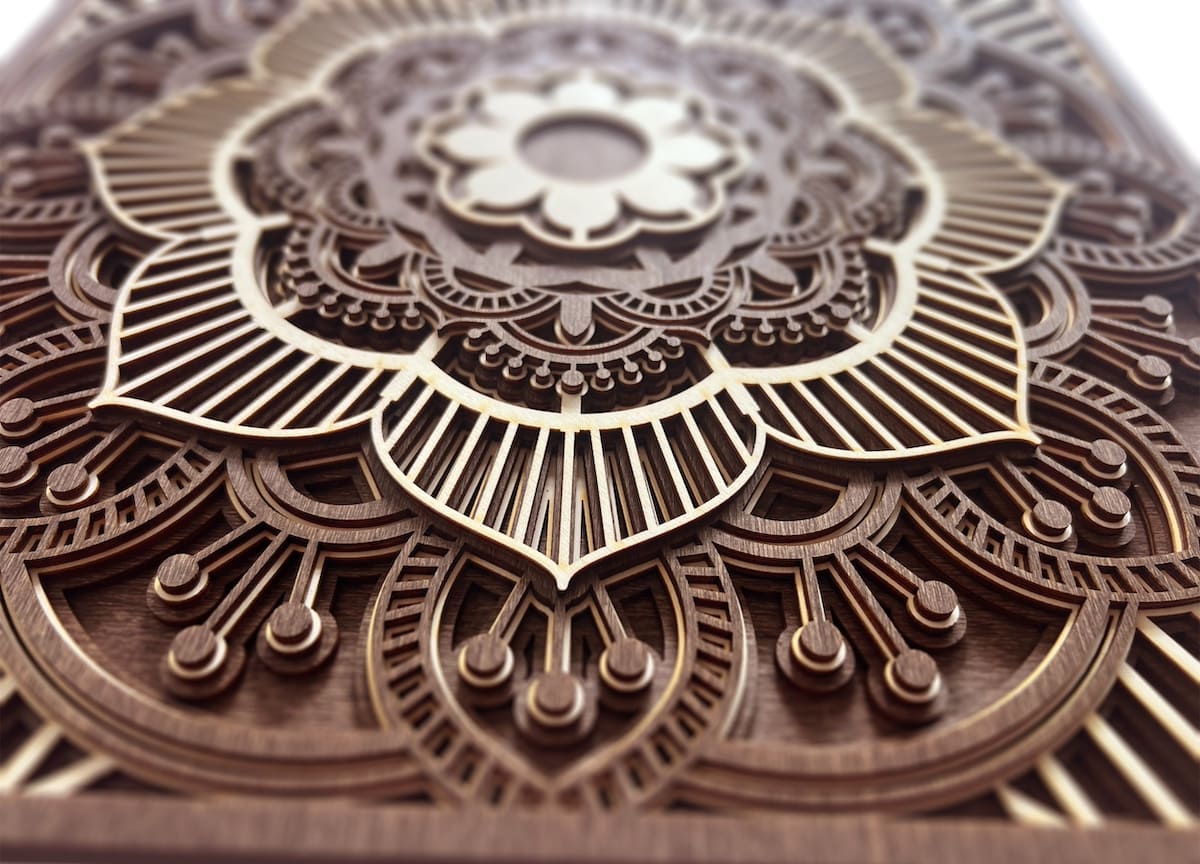 mandala 3D in legno sulla parete in legno