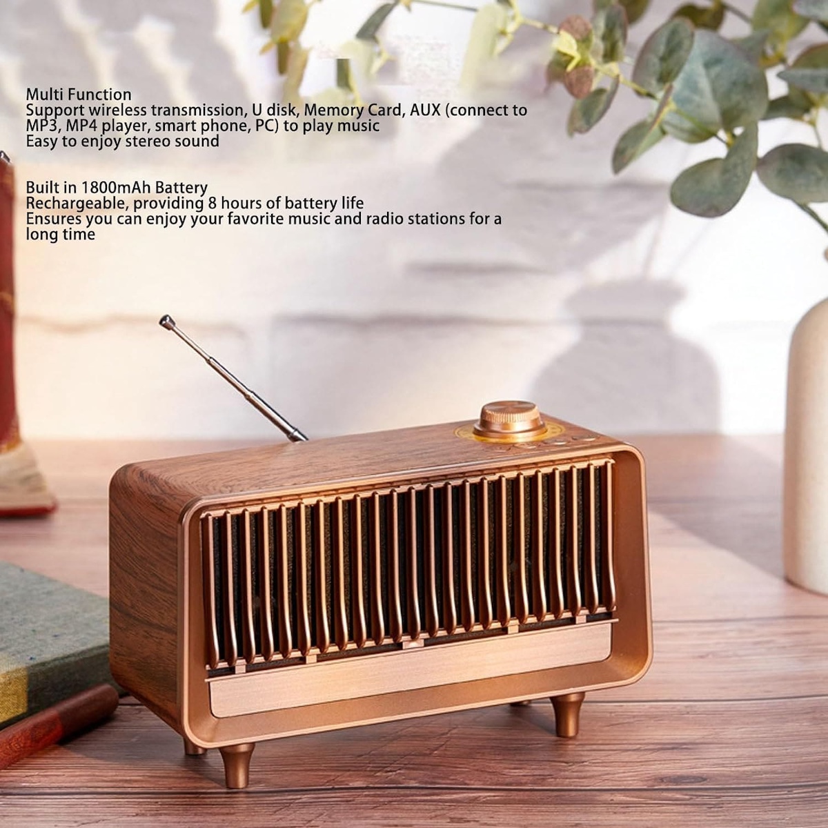 radio retrò realizzata in legno con piccolo altoparlante vintage