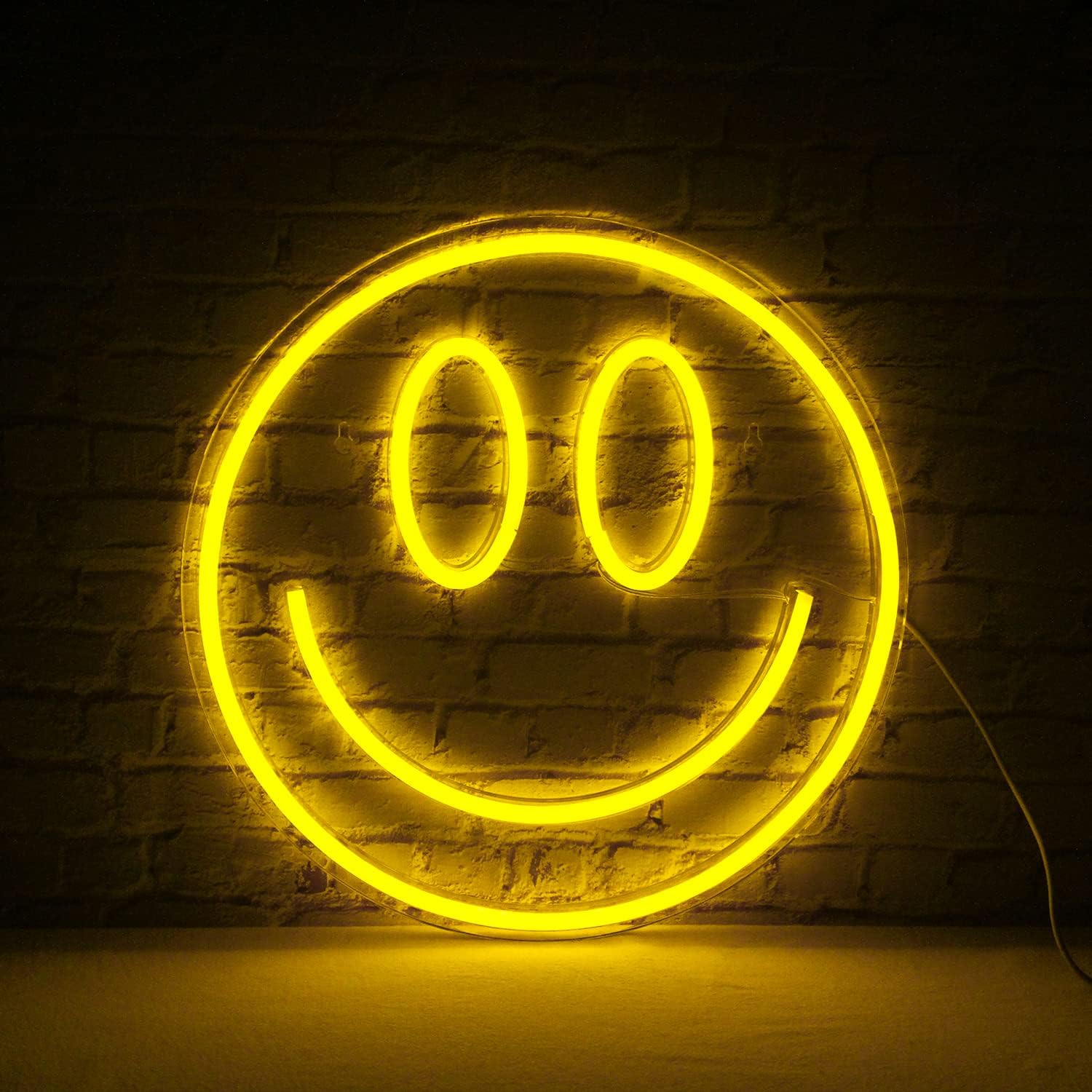 Insegna al neon LED sorridente sul muro