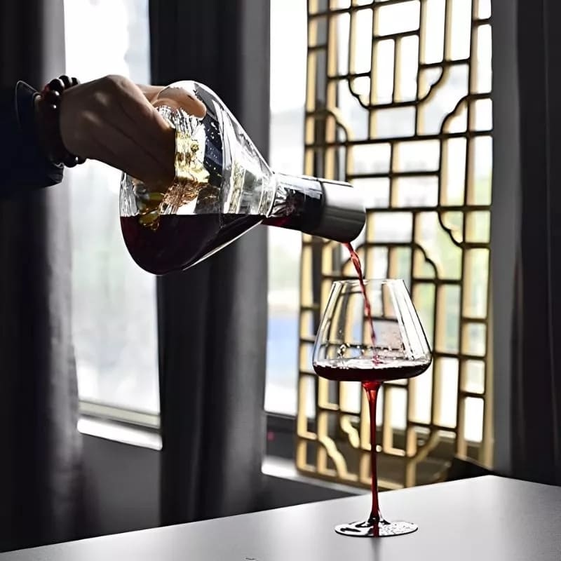 Caraffa di vino rosso di lusso con una cima di montagna dorata al centro per gli amanti del vino