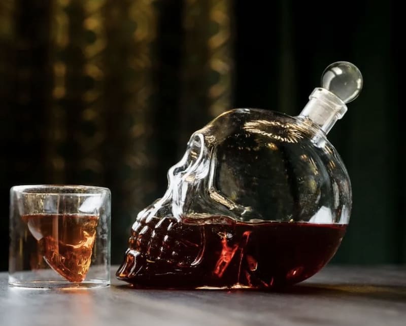 decanter di lusso con bicchieri a forma di teschio