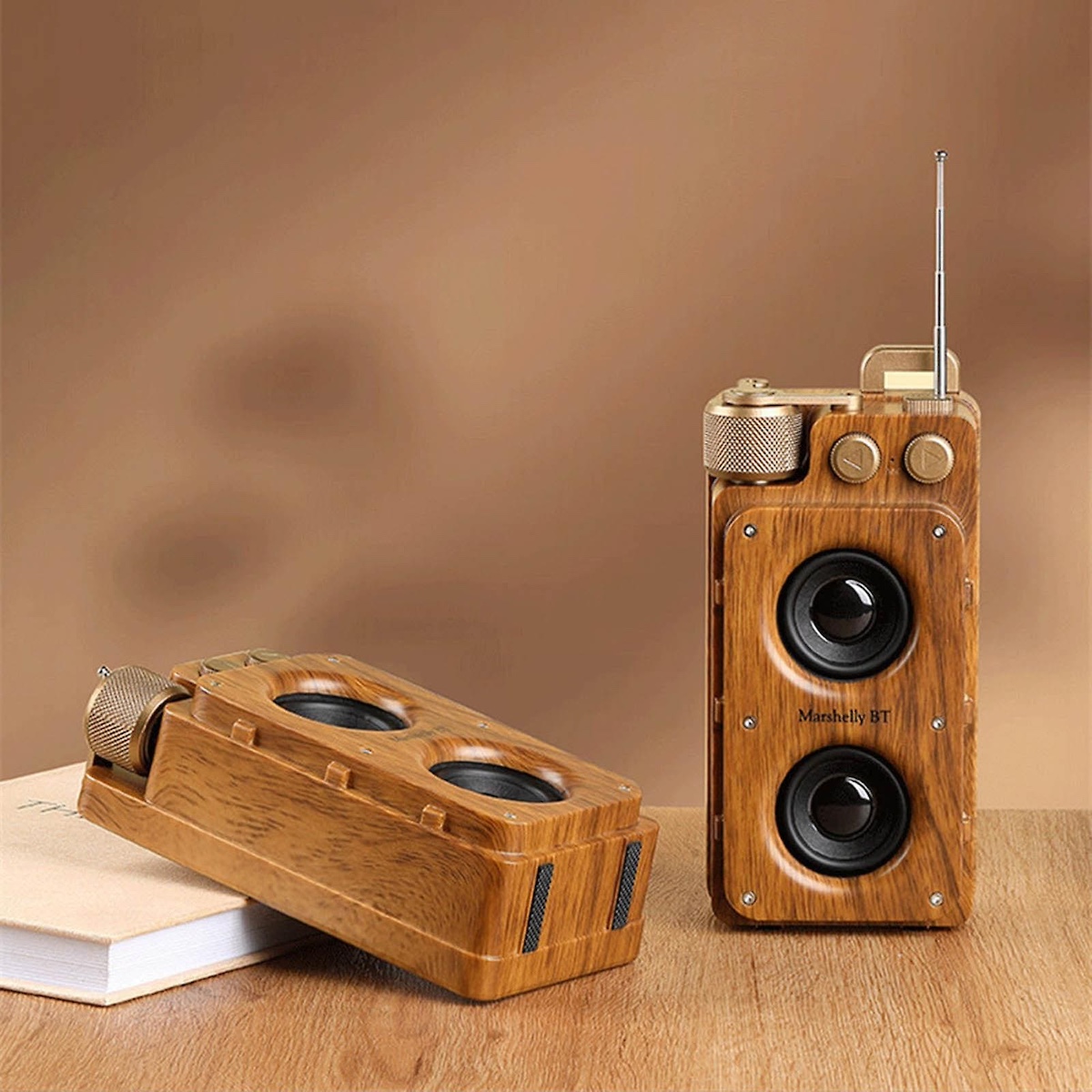 piccola radio portatile in legno vintage retrò