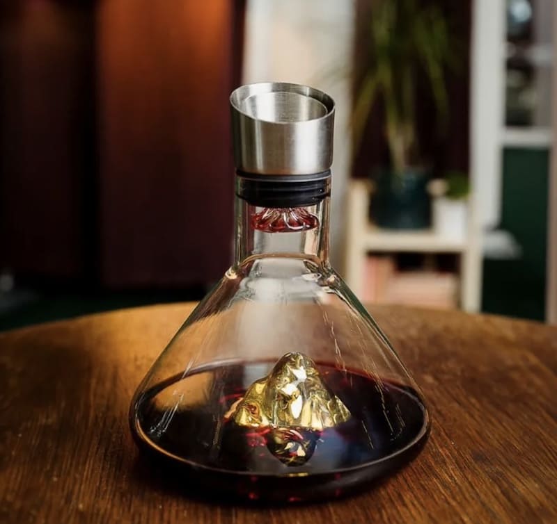 decanter di lusso in oro per vino rosso con montagna all'interno