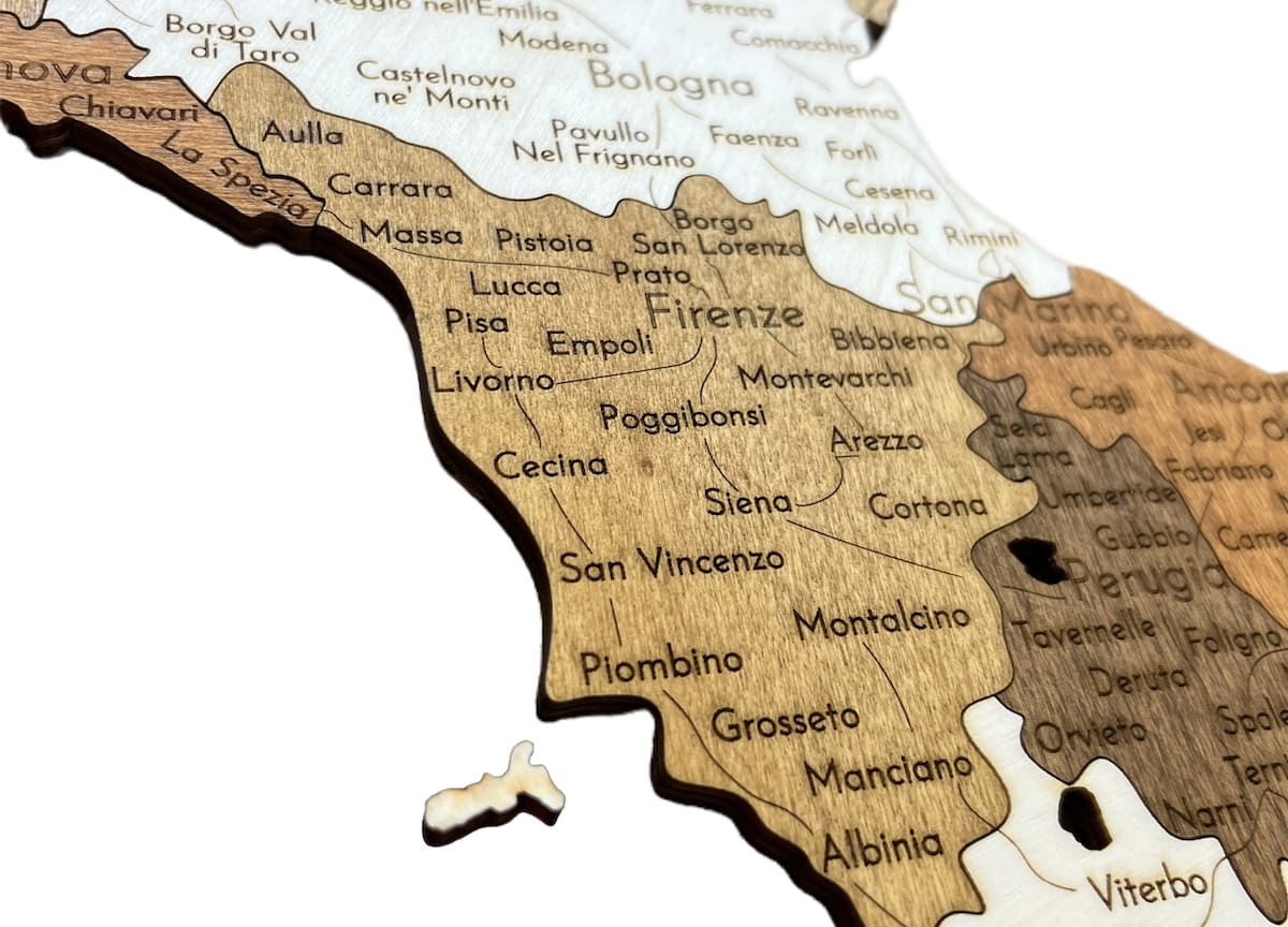 mappa murale dell'Italia realizzata in legno sul muro