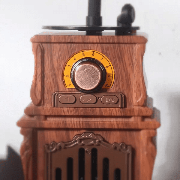 Radio AM/FM vintage in legno realizzata con grammofono a imitazione del legno